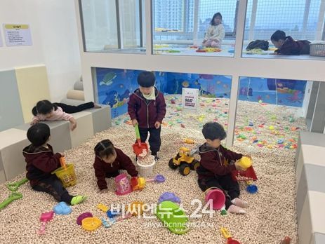 아이들이 아이조아센터 체험놀이실에서 즐겁게 놀고 있다.