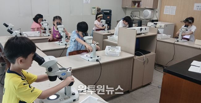 경상국립대학교 어린이생명과학교육원 수업 장면.