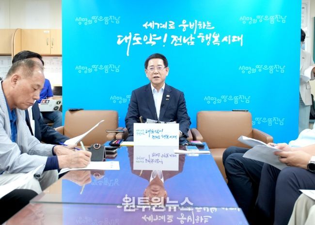 김영록 전라남도지사가 19일 오후 도청 기자실에서 기자간담회를 열고 “새 정부 5극 3특 균형발전 전략에 발맞춘 광주전남 특별지방자치단체, 전남 에너지 해양 특화도시 특별법 제정 노력, 석유화학 철강산업 위기 극복 등에 도정을 집중할 계획”이라고 밝히고 있다.