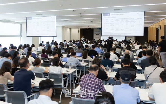 18일 오후 서울 삼성동 트레이드타워에서 열린 '한·미 관세협상 타결 관련 수출기업 설명회'에서 관세 전문가가 미국 관세정책의 최신 동향 등을 설명하고 있다.