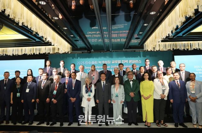 김민석 국무총리가 22일 종로구 포시즌스 호텔에서 열린 2025 탄소중립 녹색성장 글로벌 협력 콘퍼런스 개회식에 참석, 개회사를 하고 있다.