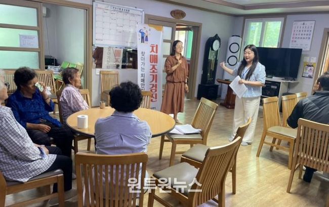 찾아가는 치매 원스톱 서비스 시작(지난6월 동량면 장선경로당 검진 사진).