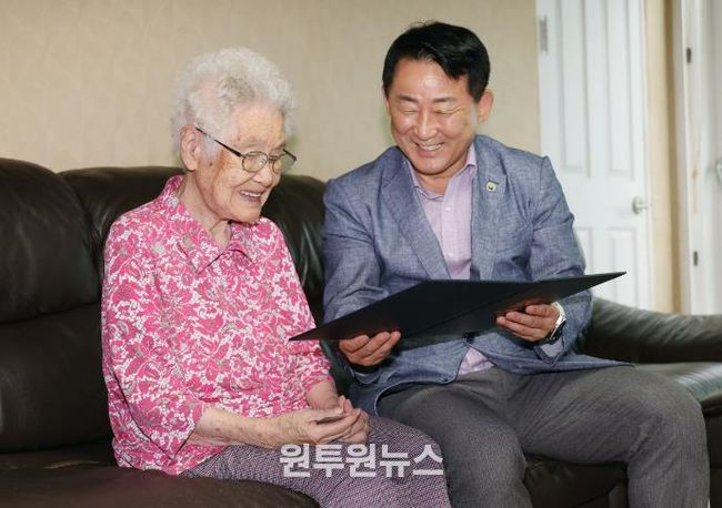 26일 서철모 서구청장 100세 맞이 어르신 선물 전달 장면