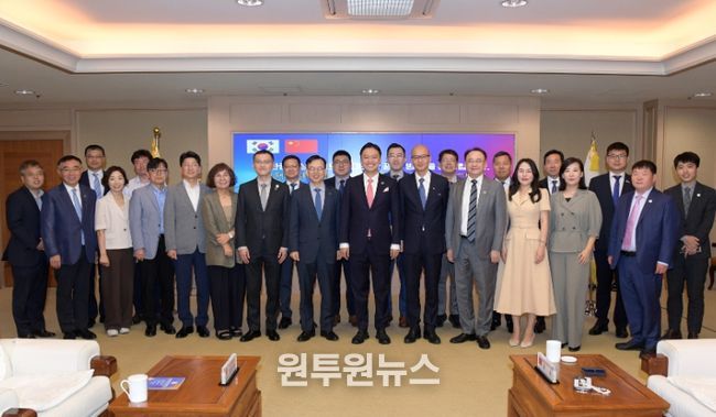 고광완 광주광역시 행정부시장이 28일 오전 시청 비즈니스룸에서 가오천(高晨‧고신) 주한중국상공회의소 회장 일행의 예방을 받고 환담을 나눈 후 참석자들과 함께 기념촬영을 하고 있다. /광주광역시 제공