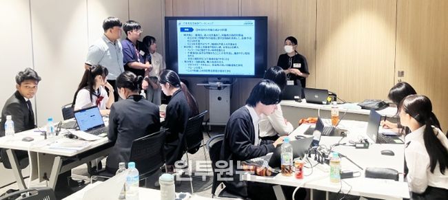 로지스티드(주) 초청 재학생 해외인턴십에서 프레젠테이션 발표를 하고 있다.