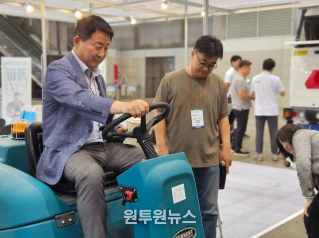 29일 고양 킨텍스에서 열린 RETECH 2025 서철모 서구청장 방문 장면