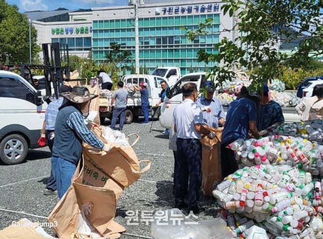 농촌지도자강진군연합회가 최근 무분별하게 방치된 농약 빈병을 수거했다.