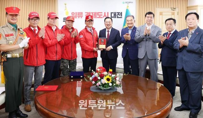 해병대전우회, 이장우 대전시장에 감사패 전달