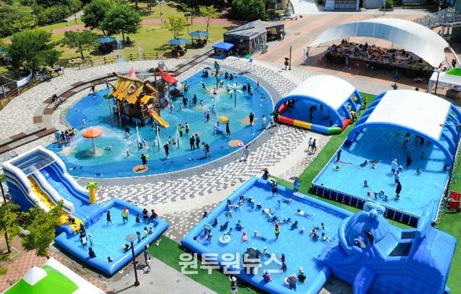 유성구 동화울수변공원 물놀이장에서 어린이와 가족 단위 방문객들이 물놀이를 즐기고 있다