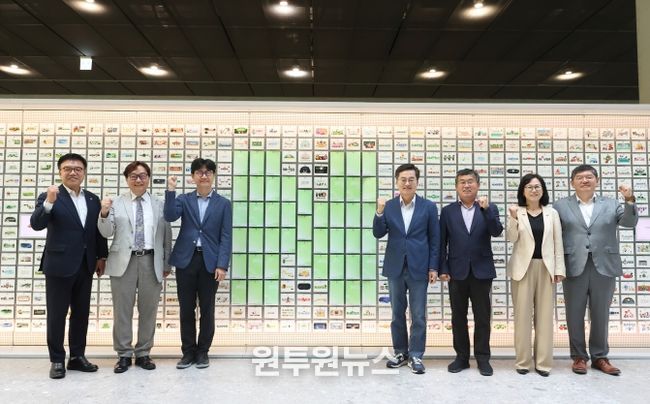 3일 오전 네이버 1784에서 열린 2025년 제2차 경기도 기후위기대응위원회 전체회의에서 김동연 경기도지사와 기후위기대응위기 위원회 위원들과 함께 기념촬영을 하고 있다.