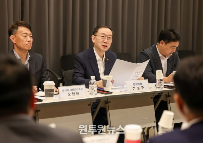 이명구 관세청장(가운데)이 2일(화) 서울 디지털자산거래소 공동협의체(DAXA)를 방문하여 DAXA 의장 등 관계자들과 간담회를 하고 있다