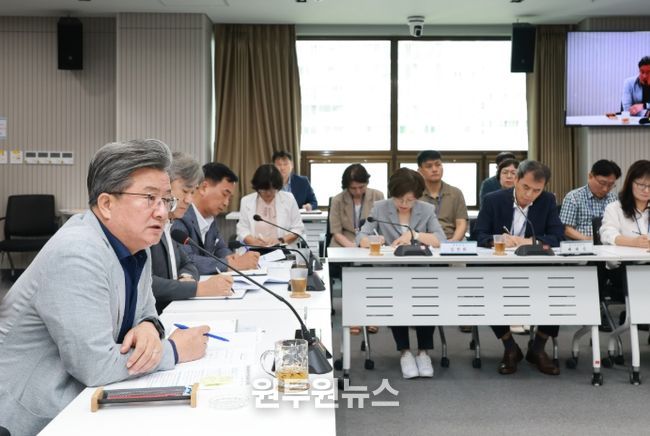 정용래 유성구청장이 4일 확대간부회의를 주재하고 있다