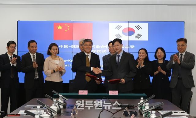 업무협약식(왼쪽부터 네 번째 중국항공기상센터장 장조위펑, 다섯 번째 항공기상청장 유승협) 중국 항공기상센터(AMC) 제공