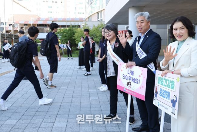 천범산 교육감 권한대행을 비롯한 학생과 교직원들이 5일에 도담중에서 마음건강 캠페인 활동을 펼치고 있다.