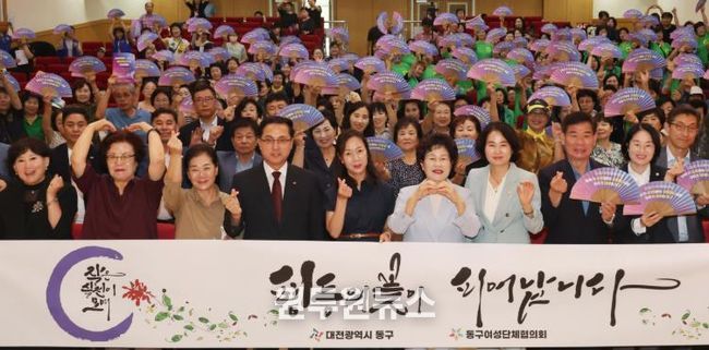 캘리그라피 퍼포먼스 후 기념촬영을 하고 있다