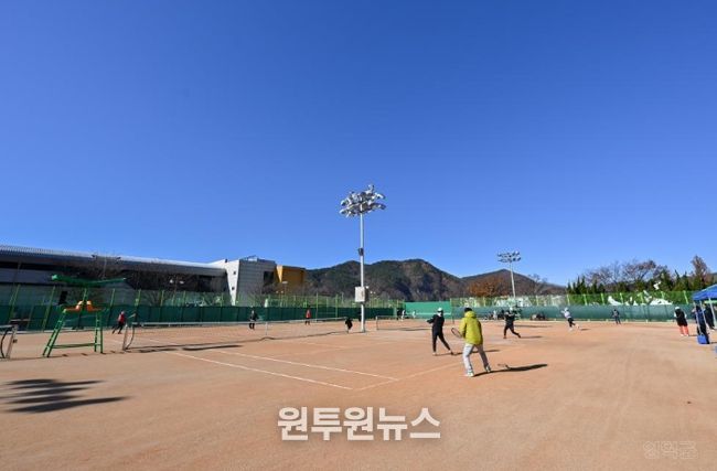 지난 제12회 영덕군수배 동호인 테니스 대회 경기 모습