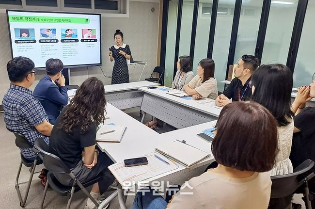 대전 대덕구의 통합돌봄 정책이 전국 지자체의 벤치마킹(bench-marking) 행렬을 이어가며 전국 확산을 선도하고 있다. 사진은 10일 부산 남구와 충북 옥천군 관계자가 대덕구를 방문해 통합돌봄 정책을 배우고 교류하고 있다.