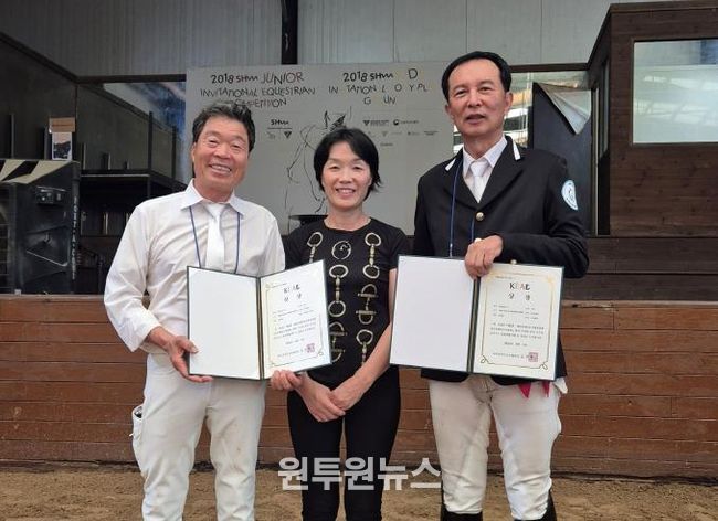 왼쪽부터 박정제 선수, 세종시장애인승마협회장 양혜정, 이종하 선수