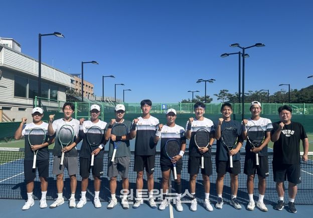 김포시청 테니스팀이 양구군청 테니스 선수팀과 단체사진을 찍고 있다.