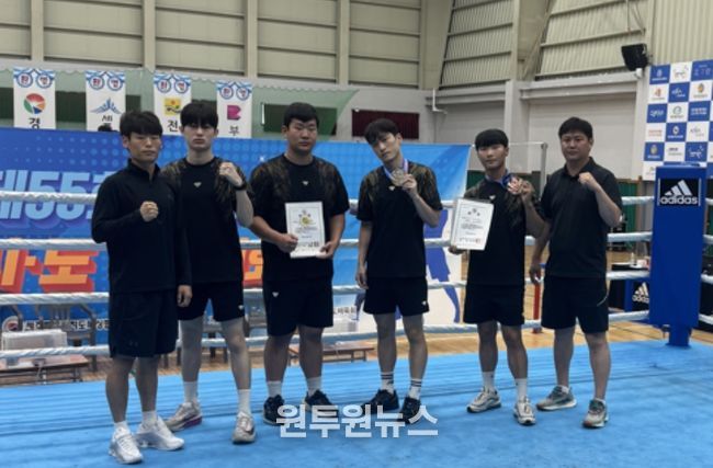김포시청 복싱선수단이 입상 후, 기념사진을 찍고 있다.