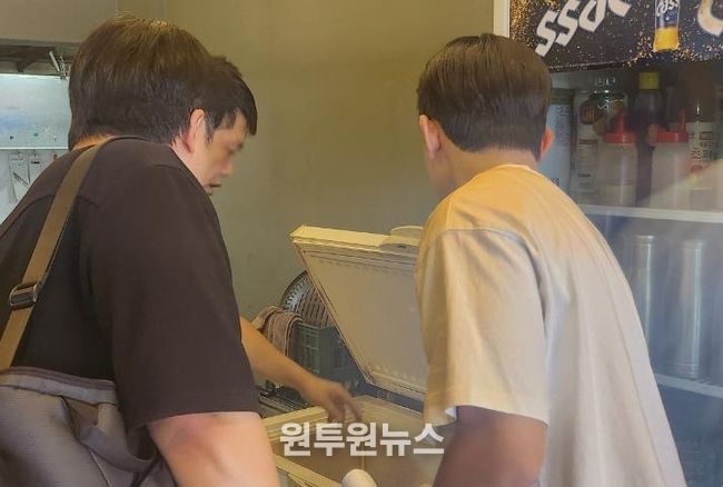 대전 대덕구가 가을 행락 철과 추석 연휴를 맞아 이달 말까지 다중이용시설 내 식품위생업소를 대상으로 집중 지도·점검을 진행한다. 대덕구 직원이 지역 내 음식점을 방문해 점검하고 있다