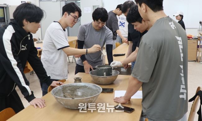 한국폴리텍대학 광주캠퍼스 그린건축과에서 블리딩 시험 실습을 하고 있다.