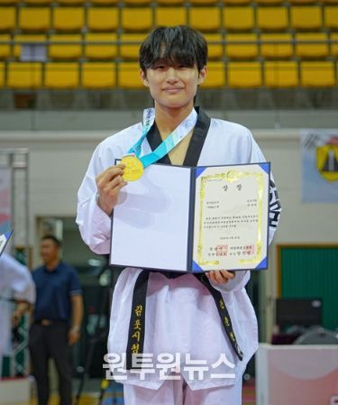 김포시청 태권도팀 전준원 선수가 1위 입상 후, 기념사진을 찍고 있다.