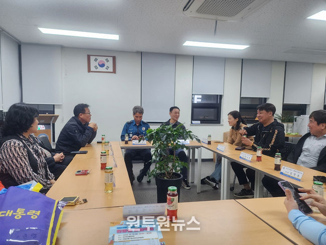 전농1동 파출소 김동인 소장과 안창호 생활안전 협의회 회장 회의 모습 – 이미지제공 분양7번가