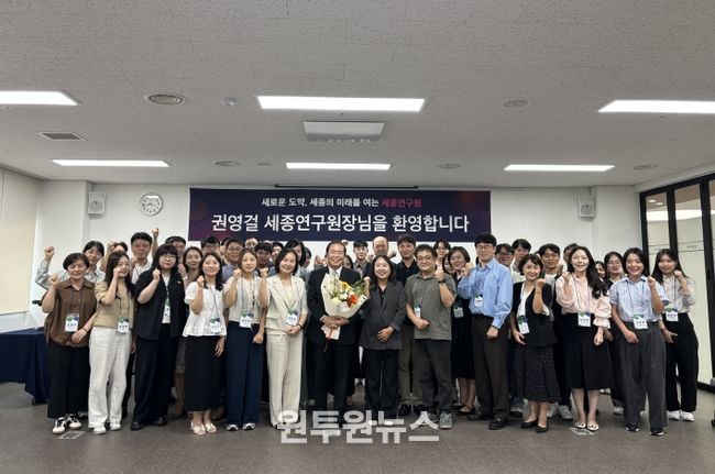 (왼쪽 일곱 번째)권영걸 초대 세종평생교육정책연구원장
