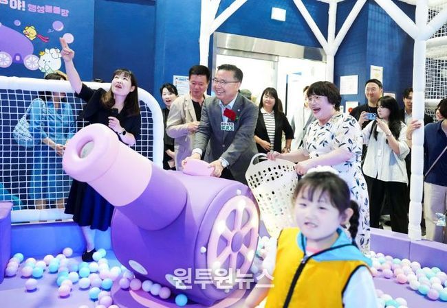 지난 6월 개관한 중랑실내놀이터 묵동 장미마을점에 방문한 류경기 중랑구청장