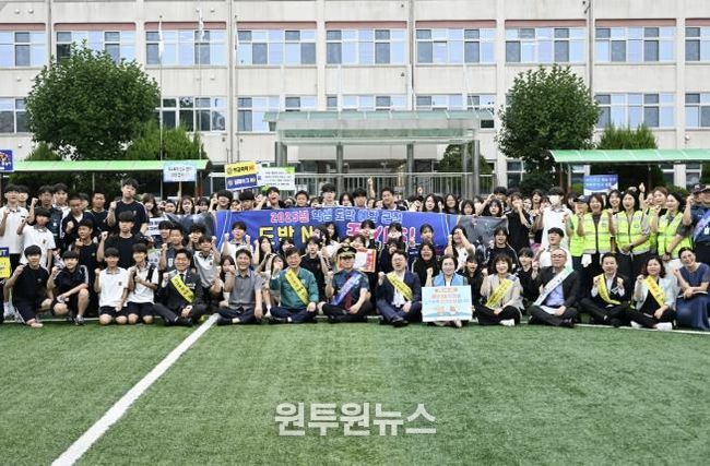 이민근 안산시장(맨 앞줄 왼쪽 일곱번째)이 원곡중학교에서 청소년 도박 예방을 위한 캠페인을 진행하고 참여자들과 기념촬영을 하고 있다.