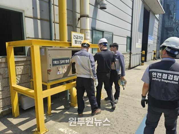 안전점검팀이 노후 산업단지 내 기업체를 방문해 안전점검을 진행하고 있다.