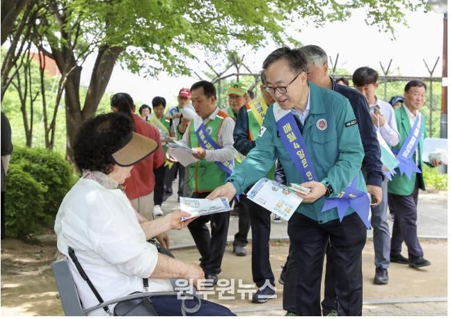 유성훈 금천구청장이 지난 5월 21일 안전점검의 날 캠페인에 참여하고 있다