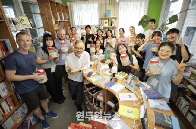 '글로벌 두둠 피플' 참가자들이 전통 막걸리 제조 체험을 마친 뒤 기념촬영을 하고 있다.