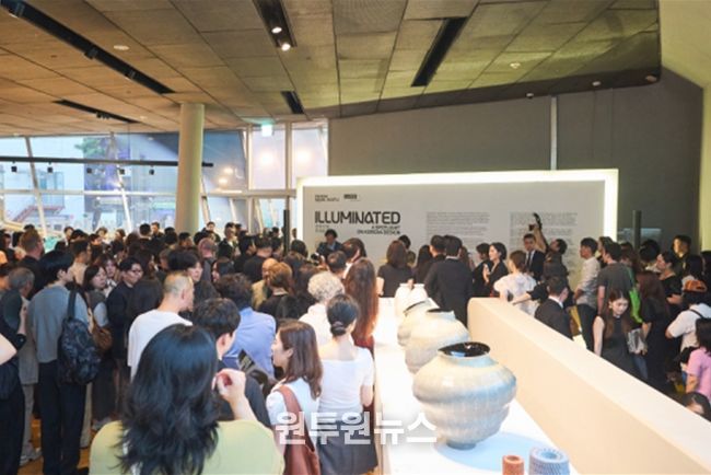 '창작의 빛: 한국을 비추다(Illuminated: A Spotlight on Korean Design)' 전시 관람 모습, 동대문디자인플라자 이간수문전시장, 2025년 (사진 WeCAP, 서울디자인재단 제공)