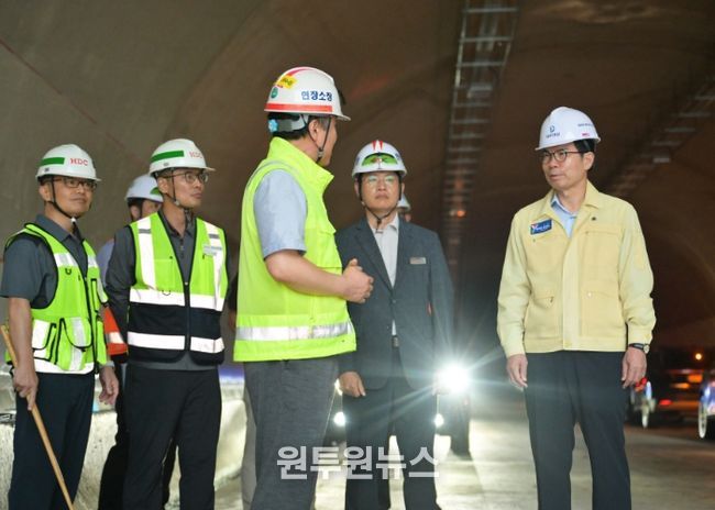 김광열 영덕군수가 포항-영덕 고속도로 공사 현장을 찾아 관계자들을 격려하고 있다.