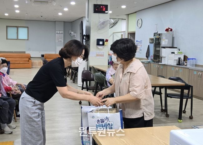 영덕군보건소 직원이 감염 취약 시설에 방역물품을 배부하고 있다.