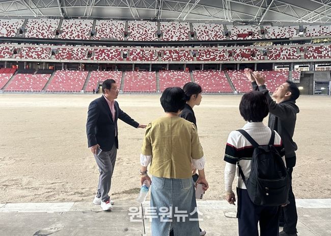 이현재 하남시장이 관계자들과 함께 싱가포르 내셔널 스타디움 현장을 둘러보고 있다.