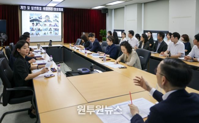 이명구 관세청장이 18일 정부대전청사 관세청 종합상황실에서 전국 세관 부서장들이 참석한 가운데 전국세관 위험관리회의를 주재하고 있다.