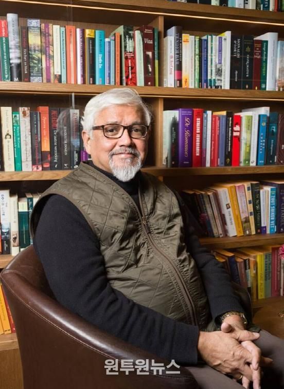 아미타브 고시(Amitav Ghosh) 사진