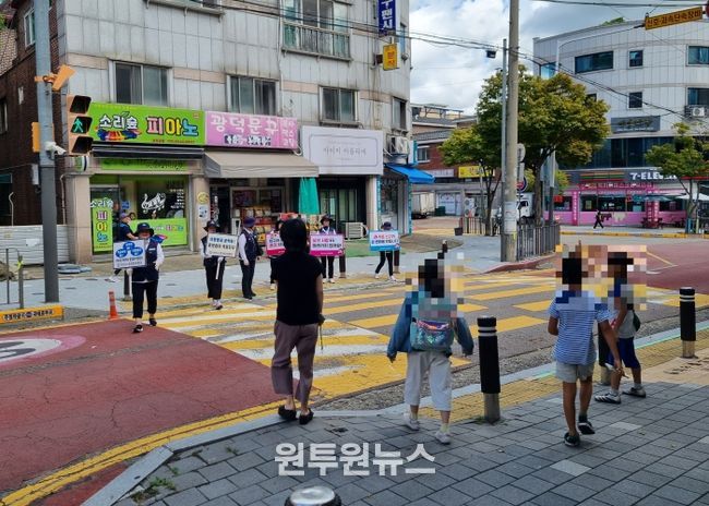 로보캅순찰대와 경찰이 18일 관내 초·중학교 등하굣길 특별 합동 순찰을 진행하고 있다.