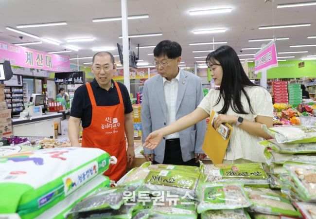 추석 명절 주요 성수품에 대한 물가동향을 파악하는 안형준 통계청장(가운데)