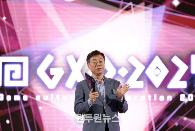 신상진 성남시장이 19일 오후 판교역 광장에서 열린 '게임문화축제 GXG 2025' 개막식에서 개막사를 전하고 있다