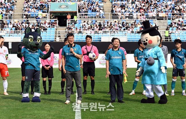 이민근 안산시장이 대부포도 축제 개막식에서 인사발언을 하고 있다.