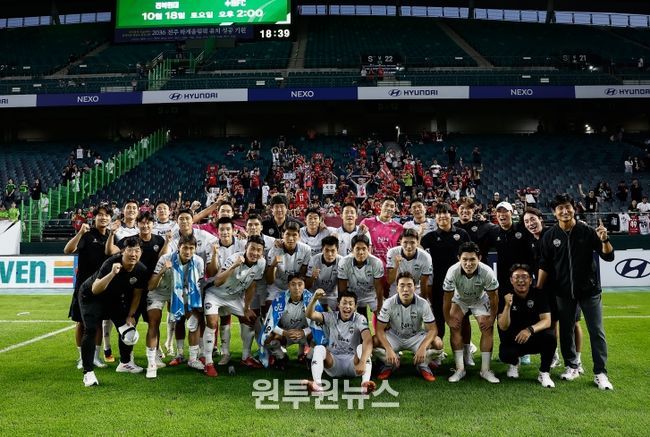 9월 20일 전북 원정에서 승리한 김천상무 선수단이 승리샷을 찍고 있다.