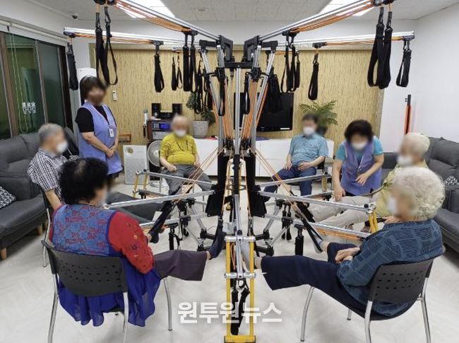 노인보호시설 근력재활운동 활동 중