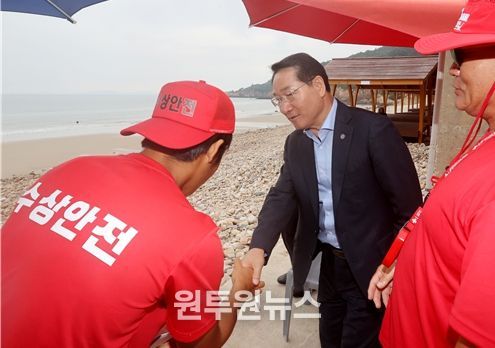 2025.8.9. 유정복 시장이 옹진군 연평면 구리동해수욕장을 방문해 안전상황을 점검하고 있다