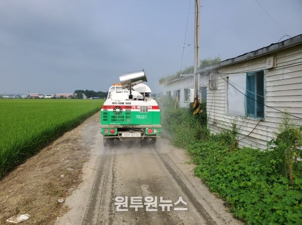 소독방제차량으로 가축 방역을 하고 있다.