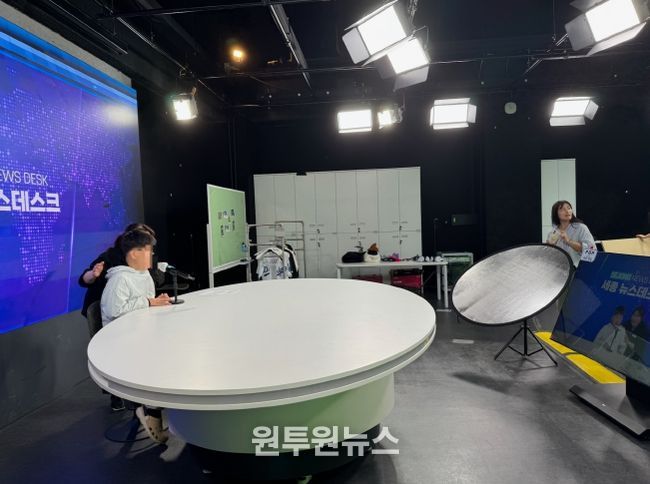 세종진로교육원에서 특수교육 대상학생을 위한 맞춤형 진로체험 프로그램이 진행되고 있다. (뉴스 진행자 되어보기 체험)