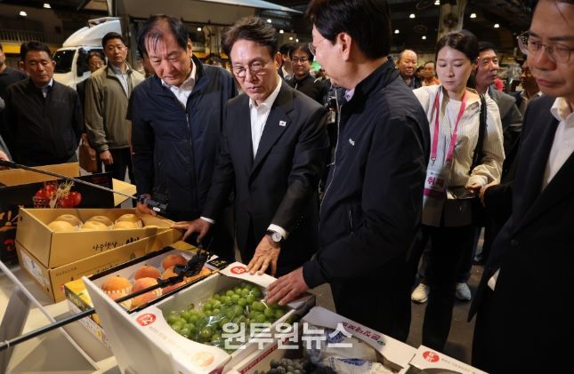 김민석 국무총리가 22일 추석 맞이 물가 현장점검을 위해 가락동 농수산물도매시장을 방문, 현장을 둘러보고 있다.(국무조정실)